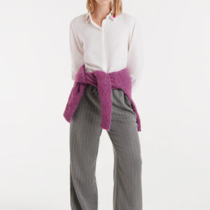 Camisa blanca con bordado de fresas